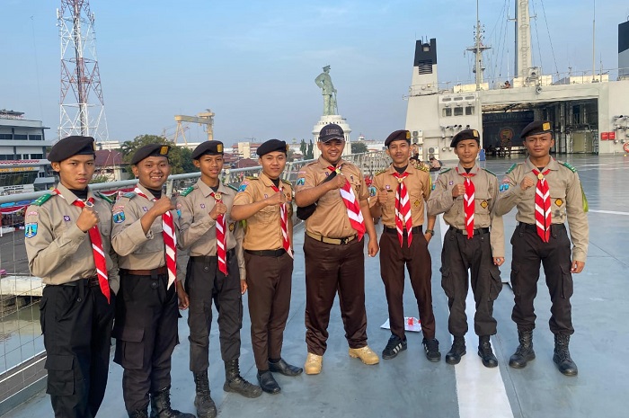 Enam pelajar SMA Zainul Hasan (ZAHA) 1 Genggong bersama pembina pramuka berpose di atas geladak kapal saat mengikuti Apel Peringatan Hari Pramuka ke-64 Kwartir Daerah Jawa Timur di Kantor Dispotmar Lantamal V Surabaya.