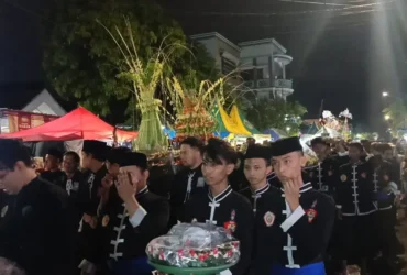 25 tumpeng diarak pada tradisi Rebo Wekasan di Desa Suci, Kecamatan Manyar, Gresik dari Balai Desa menuju Masjid Mambaut Thoat.(Ist)
