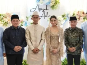 Foto bersama setelah akad nikah Arhan dengan Azizah Salsha di Masjid Indonesia Tokyo, Jepang, Minggu (20/8/2023). (foto: Antara)