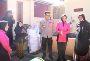 Kapolresta Banyuwangi, Kombes Pol Rama Samtama Putra bersama Ketua Bhayangkari cabang Kota Banyuwangi, Nova Rama Samtama Putra dan Kadis Lingkungan Hidup Dwi Handayani saat peluncuran Bank Sampah, Selasa (5/8/2025).