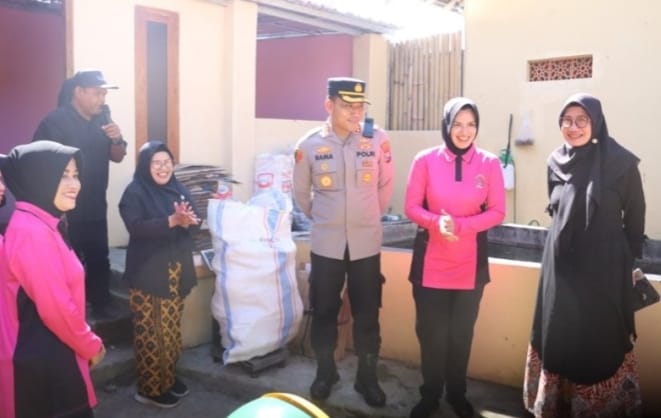 Kapolresta Banyuwangi, Kombes Pol Rama Samtama Putra bersama Ketua Bhayangkari cabang Kota Banyuwangi, Nova Rama Samtama Putra dan Kadis Lingkungan Hidup Dwi Handayani saat peluncuran Bank Sampah, Selasa (5/8/2025).