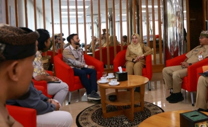 Bupati Ipuk Fiestiandani saat bertemu Co-CEO & Co-Founder, Noora Health dr. Shashed Alam. (Istimewa)