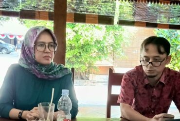Kepala Bapenda Kabupaten Blitar, Asmaning Ayu saat memberikan klarifikasi untuk meluruskan informasi yang beredar di masyarakat. (blok-a.com/Fajar)