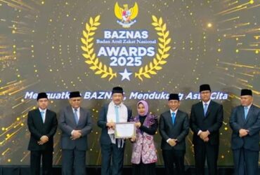 Wali kota Mojokerto Ika Puspita Sari menerima penghargaan Baznas Award di Hotel Mercure Ancol Jakarta.(dokumen Kominfo)
