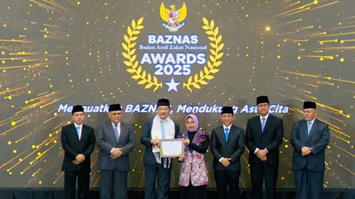 Wali kota Mojokerto Ika Puspita Sari menerima penghargaan Baznas Award di Hotel Mercure Ancol Jakarta.(dokumen Kominfo)