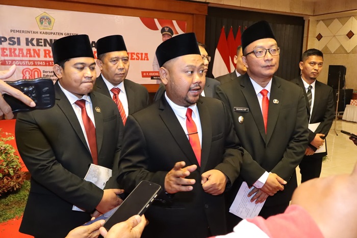 Bupati Gresik Fandi Akhmad Yani didampingi Wabup dr Asluchul Alif (kanan) dan ketua DPRD Gresik Muhammad Syahrul Munir (kiri).(ist)