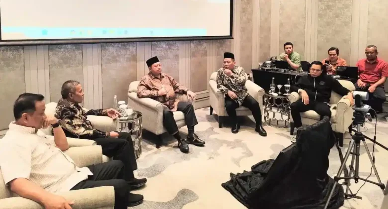 Bupati jombang H. Warsubi bersama wakil Bupati Gus Salman dalam wawancara di CNN Indonesia.(dokumen Kominfo)