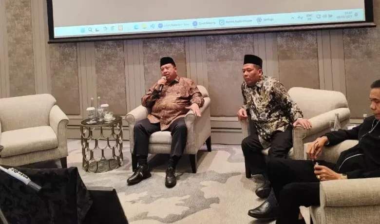 Bupati Warsubi didampingi wakil bupati jombang Gus Salman saat tampil di CNN Indonesia. (dokumen kominfo)