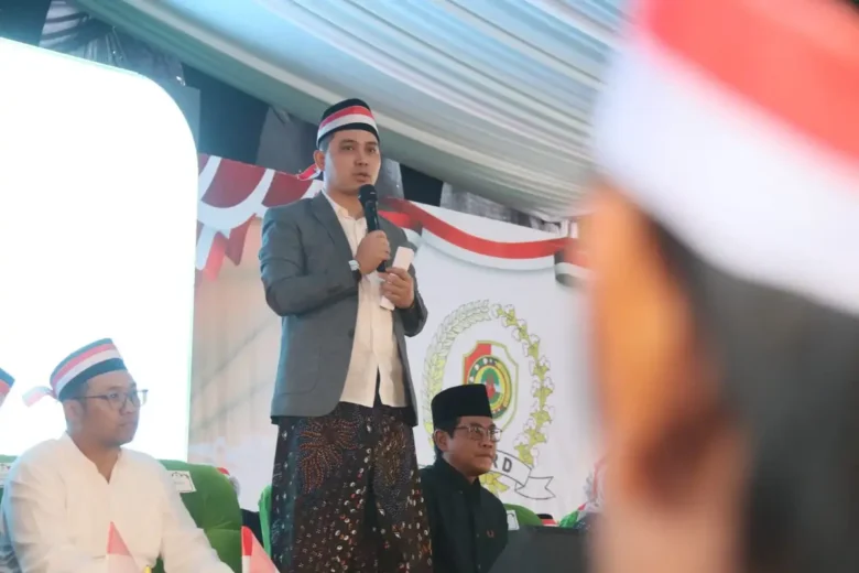 Bupati Mojokerto hadiri pengajian K.H Anwar Zahid di halaman gedung DPRD kabupaten.(blok-a.com/syahrul wijaya)