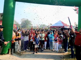 FOTO : Anggota Komisi I DPRD Kota Blitar, Tan Ngi Hing memberangkatkan Jalan Sehat "Senandang" di Kawasan Wisata Sendang Mbah Bawuk. (blok-a.com/Fajar)