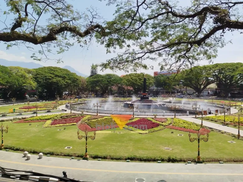 Alun-alun Tugu Malang sebagai ikon Kota Malang (blok-a.com / Yogga Ardiawan)