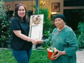 Perwakilan dari Team Dody Christanto bersama Hj. Sautik pemegang Hak Paten Anggrek Gajah Baru dengan sertifikat dari Royal Horticultural Society (RHS) International