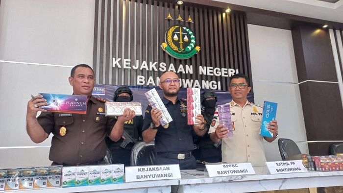 Tim gabungan dari Bea Cukai Banyuwangi, Satpol PP, dan Kejari Banyuwangi, saat menunjukan barang bukti rokok tanpa cukai pada konferensi pers, Kamis (7/08/2025).(dok dari Bea Cukai)