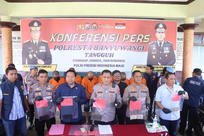 Rilis tersangka pelaku kasus curanmor di Mapolresta Banyuwangi, Selasa (12/8/2025).(blok-a.com/Kuryanto)