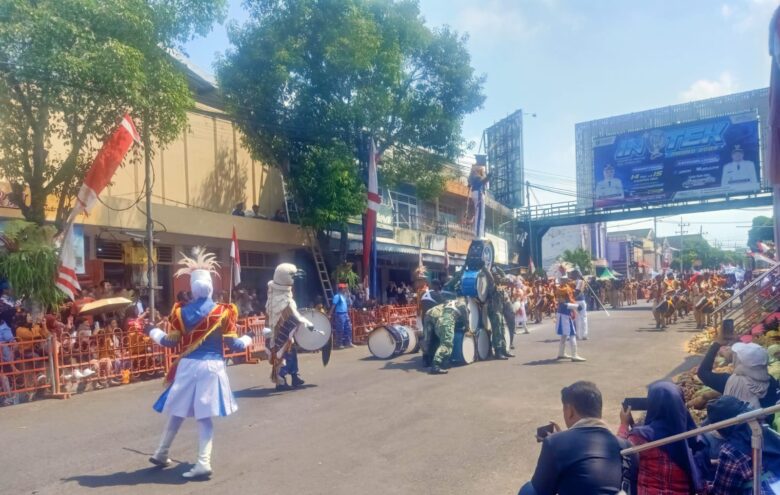 Salah satu aksi yang ditampilkan peserta pawai karnaval Magetan 2025 di depan panggung kehormatan.