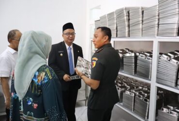 Wabup dr Asluchul Alif bersama Dandim 0817 Letkol Fadly Subur meninjau dapur program MBG di Kabupaten Gresik.(istimewa)