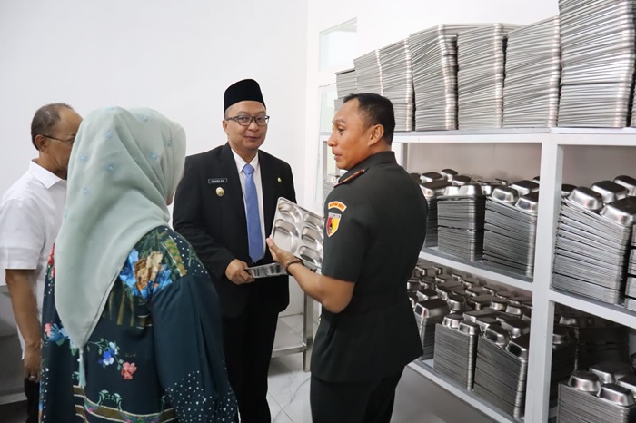 Wabup dr Asluchul Alif bersama Dandim 0817 Letkol Fadly Subur meninjau dapur program MBG di Kabupaten Gresik.(istimewa)