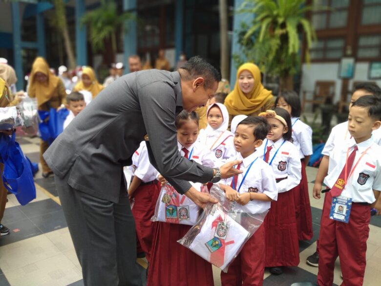 Wali Kota Malang, Wahyu Hidayat saat memberikan seragam gratis kepada siswa SD di Kota Malang (istimewa)