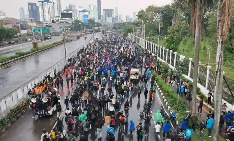 Sebagian massa aksi demo buruh 28 Agustus di Jalan Gatot Subroto, Jakarta, Kamis (28/8/2025).- (foto: Mario Sofia Nasution/Antara)