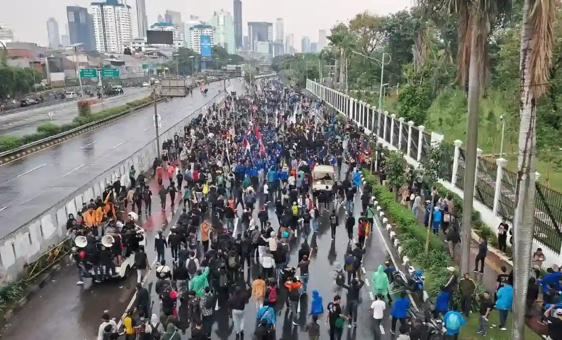 Sebagian massa aksi demo buruh 28 Agustus di Jalan Gatot Subroto, Jakarta, Kamis (28/8/2025).- (foto: Mario Sofia Nasution/Antara)