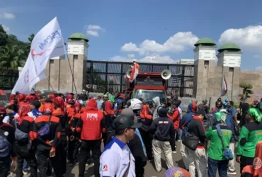 Aksi demo buruh di depan gerbang Gedung DPR/MPR di Jakarta, Kamis (28/8/2025). (foto: Mario Sofia Nasution/Antara).