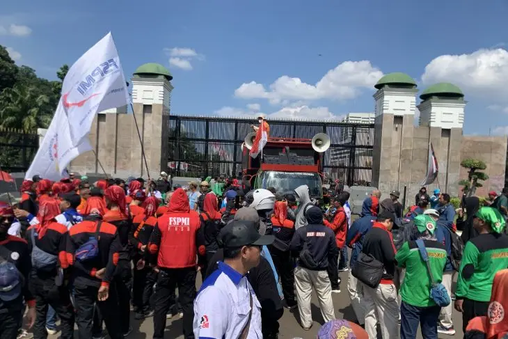 Aksi demo buruh di depan gerbang Gedung DPR/MPR di Jakarta, Kamis (28/8/2025). (foto: Mario Sofia Nasution/Antara).