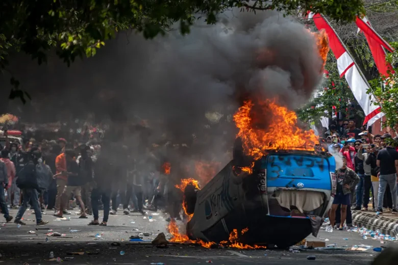 Unit mobil yang terbakar saat aksi demo di Kabupaten Pati, Rabu (13/8/2025) - (foto: Aji Styawan/Antara/Espos.id)