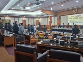Belasan anggota dewan bolos absen tanpa alasan pada rapat paripurna penyampaian jawaban Bupati atas pandangan umum fraksi-fraksi terkait perubahan APBD 2025.(blok-a.com/ivan)