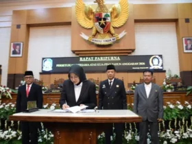 Bupati Banyuwangi, Ipuk Fiestiandani didampingi wakil bupati, saat melakukan penandatanganan Nota Kesepakatan KUA-PPAS APBD tahun 2026 bersama anggota dewan, Jum'at (15/08/2025)(blok-a.com/Istimewa).