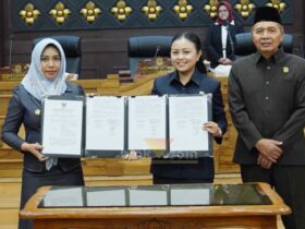 Wali Kota dan Ketua DPRD Kota Mojokerto usai penandatanganan berita acara perubahan APBD 2025.(blok-a.com/Syahrul Wijaya)