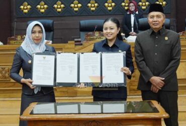 Wali Kota dan Ketua DPRD Kota Mojokerto usai penandatanganan berita acara perubahan APBD 2025.(blok-a.com/Syahrul Wijaya)