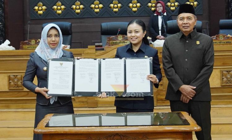 Wali Kota dan Ketua DPRD Kota Mojokerto usai penandatanganan berita acara perubahan APBD 2025.(blok-a.com/Syahrul Wijaya)