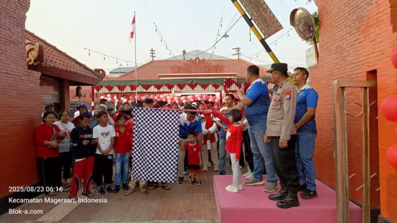Teks: Kalapas Mojokerto berangkatkan ratusan peserta Fun Walk di pintu gerbang lapas.(blok-a.com/syahrul wijaya)