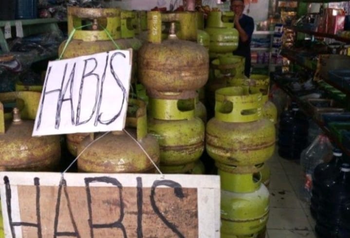 Kelangkaan gas elpiji 3 kg kembali terjadi di Banyuwangi.(blok-a.com/Kuryanto)