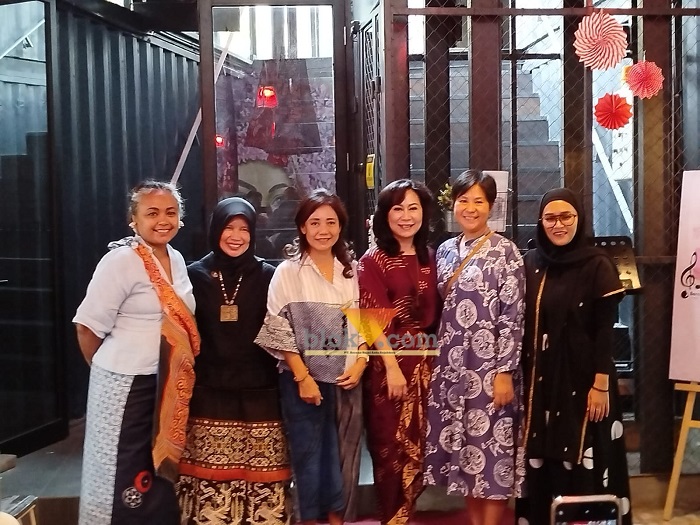 Sisilia, salah satu owner Arbanat Kitchen Cafe and Lounge (tiga dari kanan) saat berfoto bersama para desainer dalam acara fashion show "Merayu Agustus". (blok-a.com/Yogga Ardiawan)