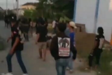 Tangkapan video amatir rekaman kericuhan gerak jalan Wadeng-Sidayu Gresik dalam rangka HUT RI ke-80.(Istimewa)