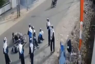 Terekam kamera CCTV Rombongan pelajar lomba gerak jalan di Jalan Raya Mojopuro, Desa Babatan, Kecamatan Balongpanggang, Gresik tertabrak sepeda motor dari belakang. (ist)