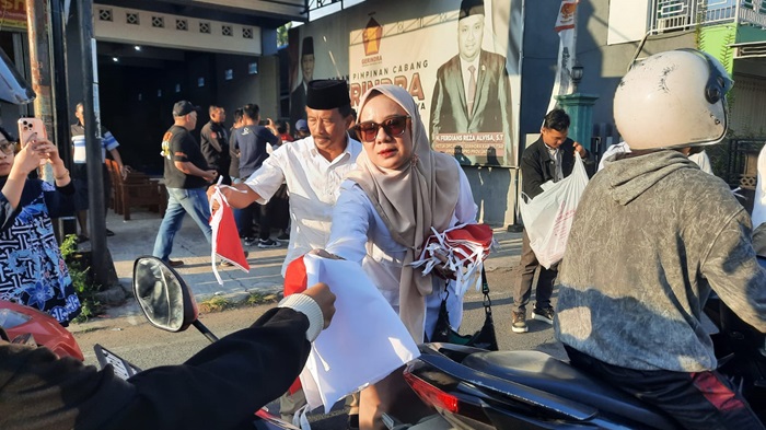 DPC Partai Gerindra Kabupaten Blitar membagikan bendera merah putih kepada masyarakat. (blok-a.com/Fajar)