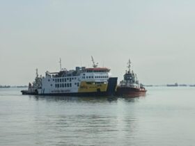 Kapal KM Gili Iyang yang terbakar di Gresik.(istimewa)