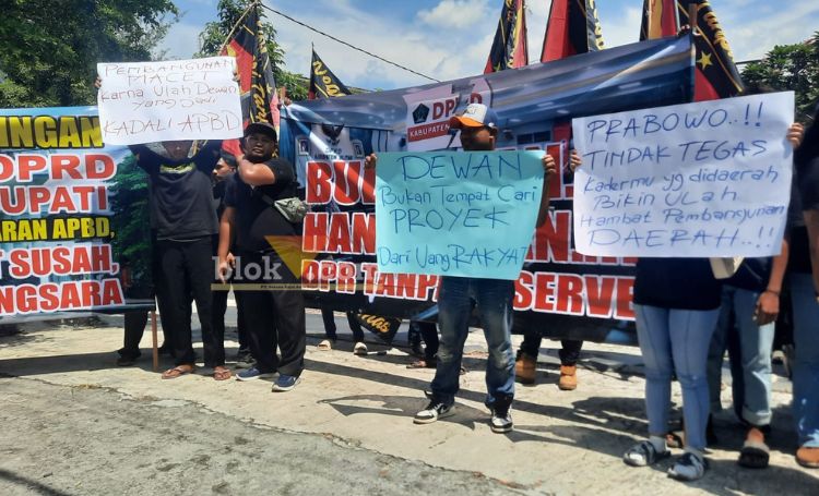 Aksi demo massa GPI di depan Kantor DPRD Kabupaten Blitar. (blok-a.com/Fajar)