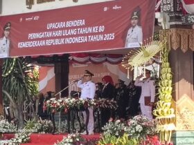 Upacara pengibaran bendera dalam rangka peringatan HUT RI ke-80 di halaman pemkab mojokerto.(blok-a.com/syahrul wijaya)