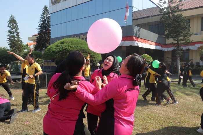 Suasana kemeriahan lomba sambut HUT Kemerdekaan RI ke-80 tahun di Mapolres Mojokerto.(blok-a.com/syahrul wijaya)