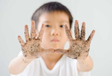 Ilustrasi balita rawan terkena cacingan.(dok. hellosehat)