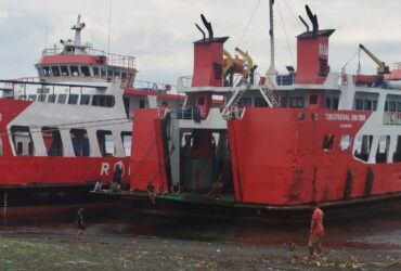 Ramp door KMP Tunu Pratama Jaya 5888 jatuh ke laut saat hendak angkut penumpang di Pelabuhan Gilimanuk, Minggu (10/08/2025). (Istimewa)