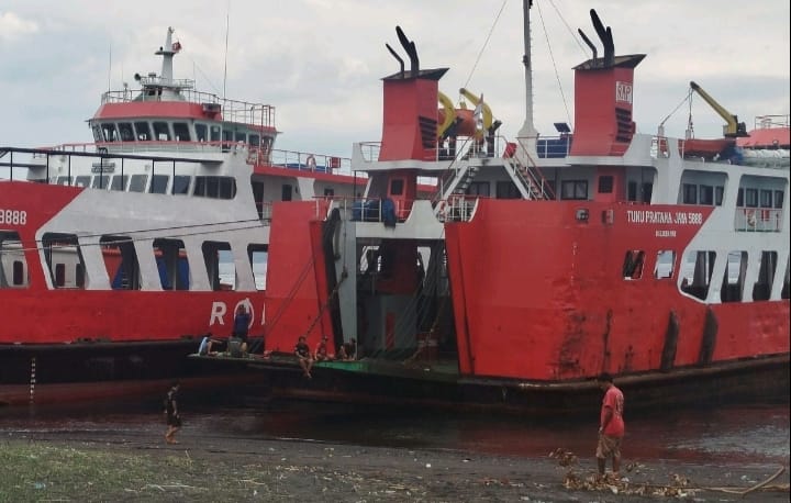 Ramp door KMP Tunu Pratama Jaya 5888 jatuh ke laut saat hendak angkut penumpang di Pelabuhan Gilimanuk, Minggu (10/08/2025). (Istimewa)