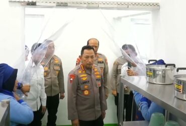 Kapolri Jenderal Listyo Sigit Prabowo meninjau SPPG di Kecamatan Porong, Kabupaten Sidoarjo.