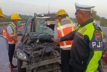 Mobil yang terlibat kecelakaan di tol jombang-mojokerto.(dokumen PJR 3 Polda jatim)
