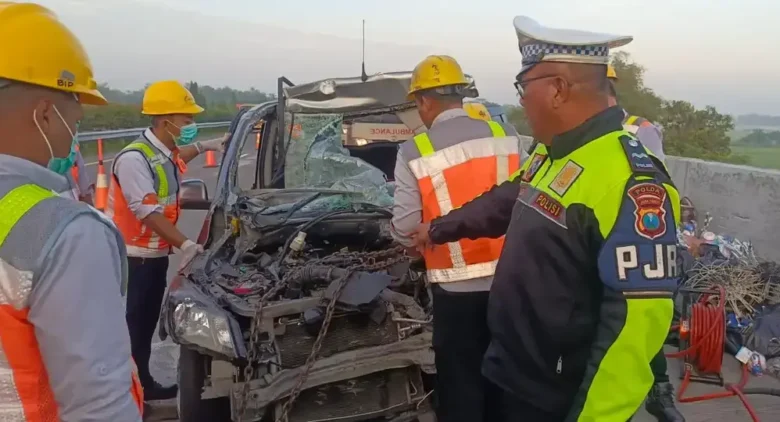 Mobil yang terlibat kecelakaan di tol jombang-mojokerto.(dokumen PJR 3 Polda jatim)