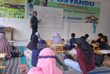 Eddy Susanto kembali buka kelas matematika gratis di Balai Pos RW 5 Desa Yosowilangun, Manyar, setiap Minggu sore.(blok-a.com/ivan)