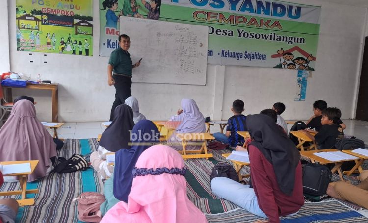 Eddy Susanto kembali buka kelas matematika gratis di Balai Pos RW 5 Desa Yosowilangun, Manyar, setiap Minggu sore.(blok-a.com/ivan)